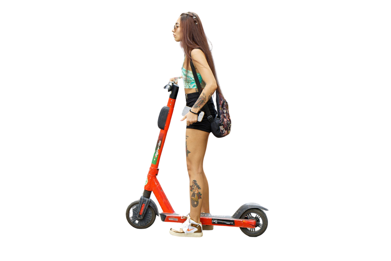 Junge Frau auf einem roten E-Scooter, trägt Shorts und hat einen Rucksack.